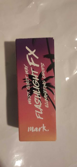 Rozświetlacz do twarzy w płynie AVON Mark West Coast Way Flashlight