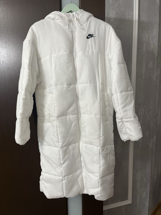 Продам женскую длинную куртку-пальто Nike
