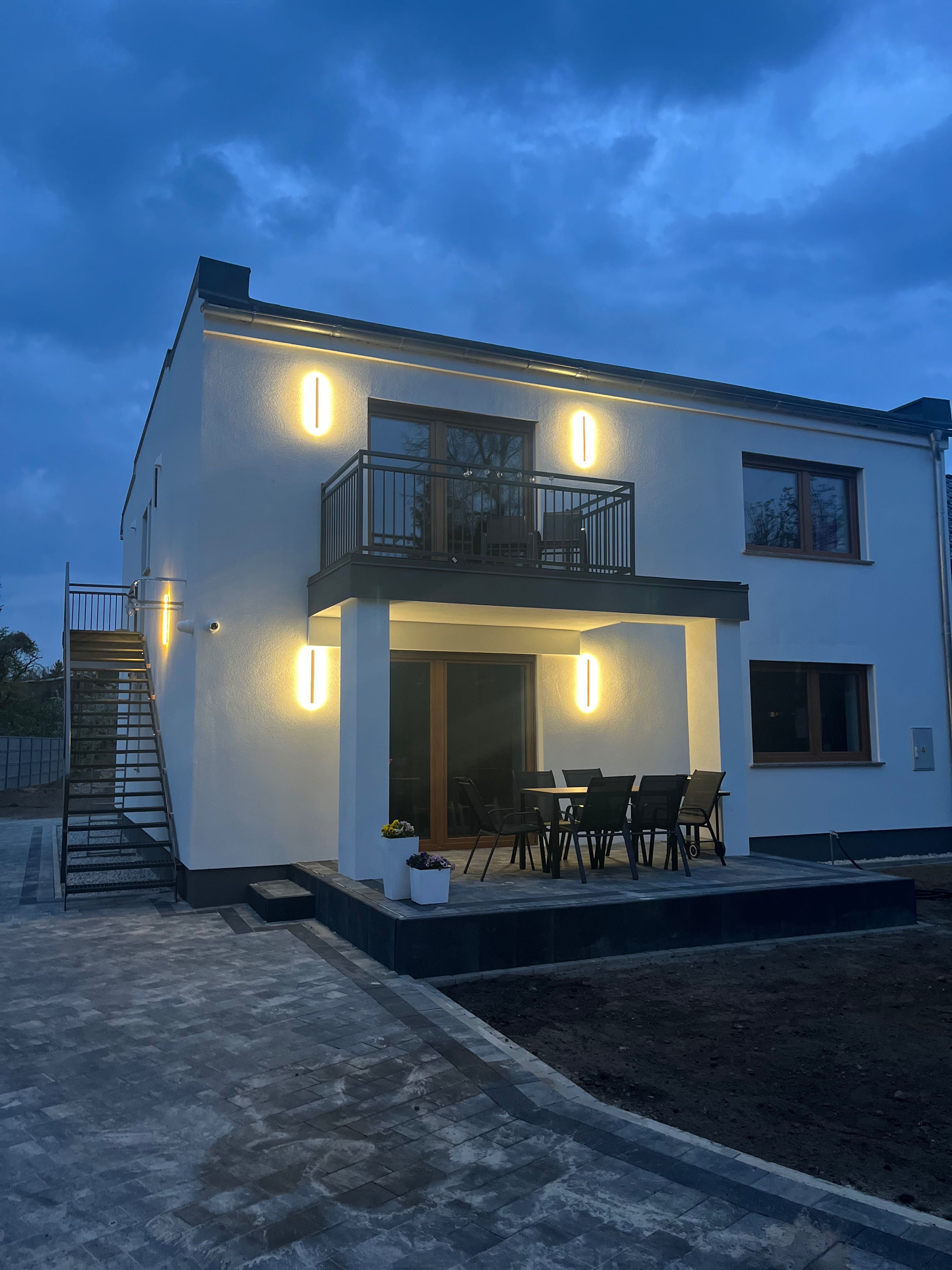 Apartament 6-osobowy z balkonem – komfort blisko jeziora