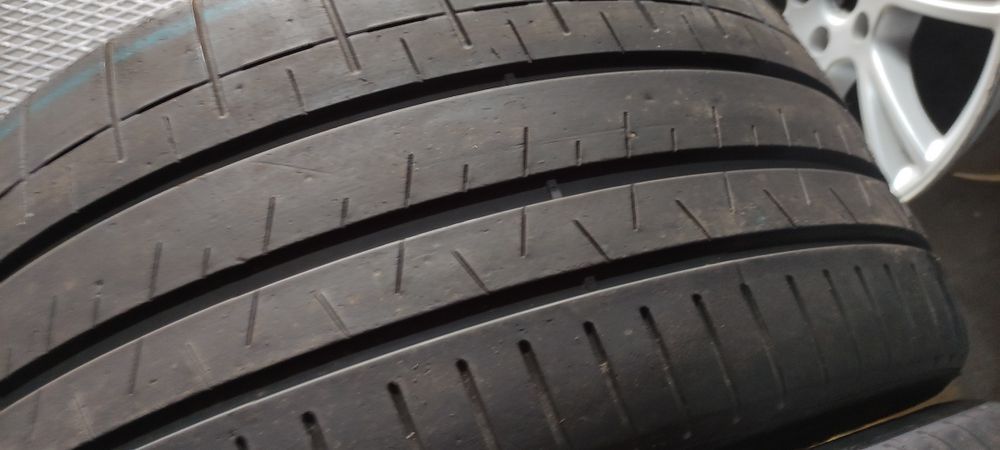 Pneus 285/35/20  semi novos