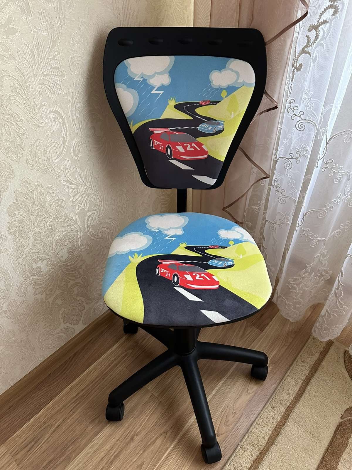 Продам компьютерные кресла для мальчика и девочки.