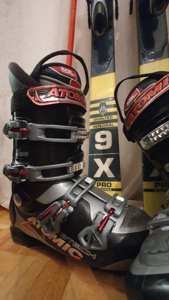 Skis e botas para a neve