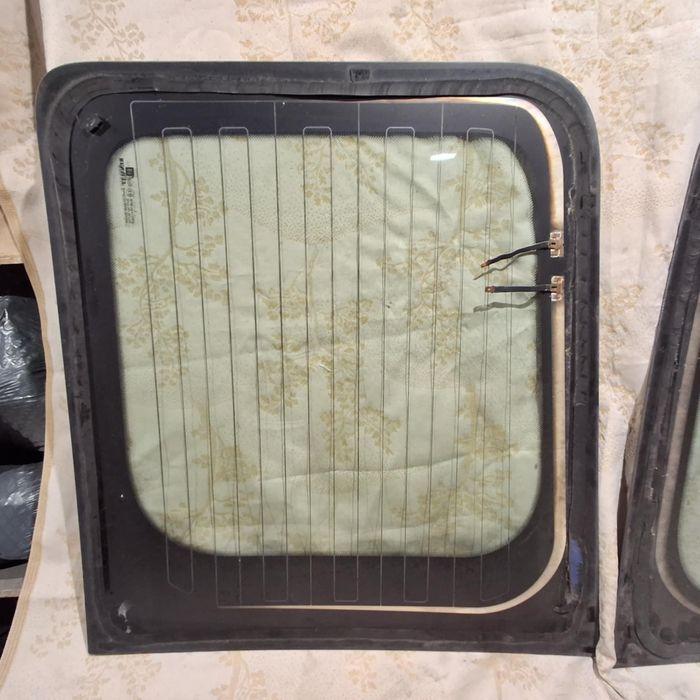 Szyby drzwi tylnych Renault Trafic III