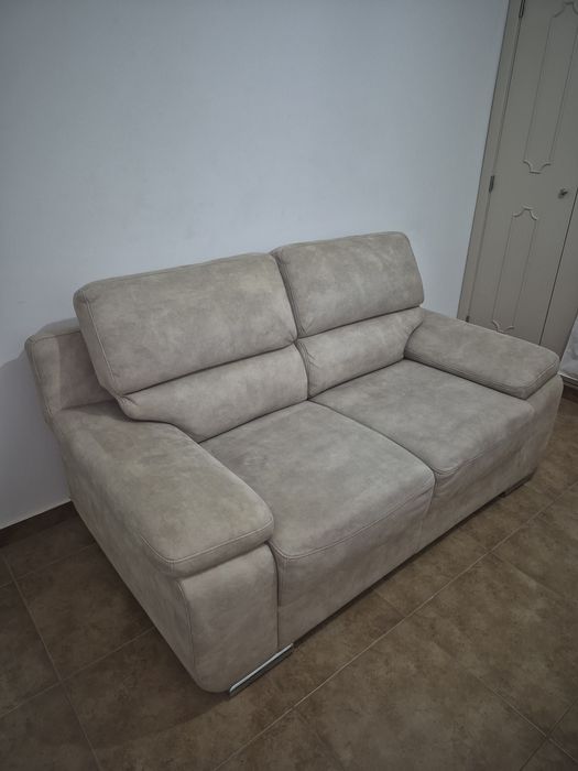 Sofá de 2 lugares bege
