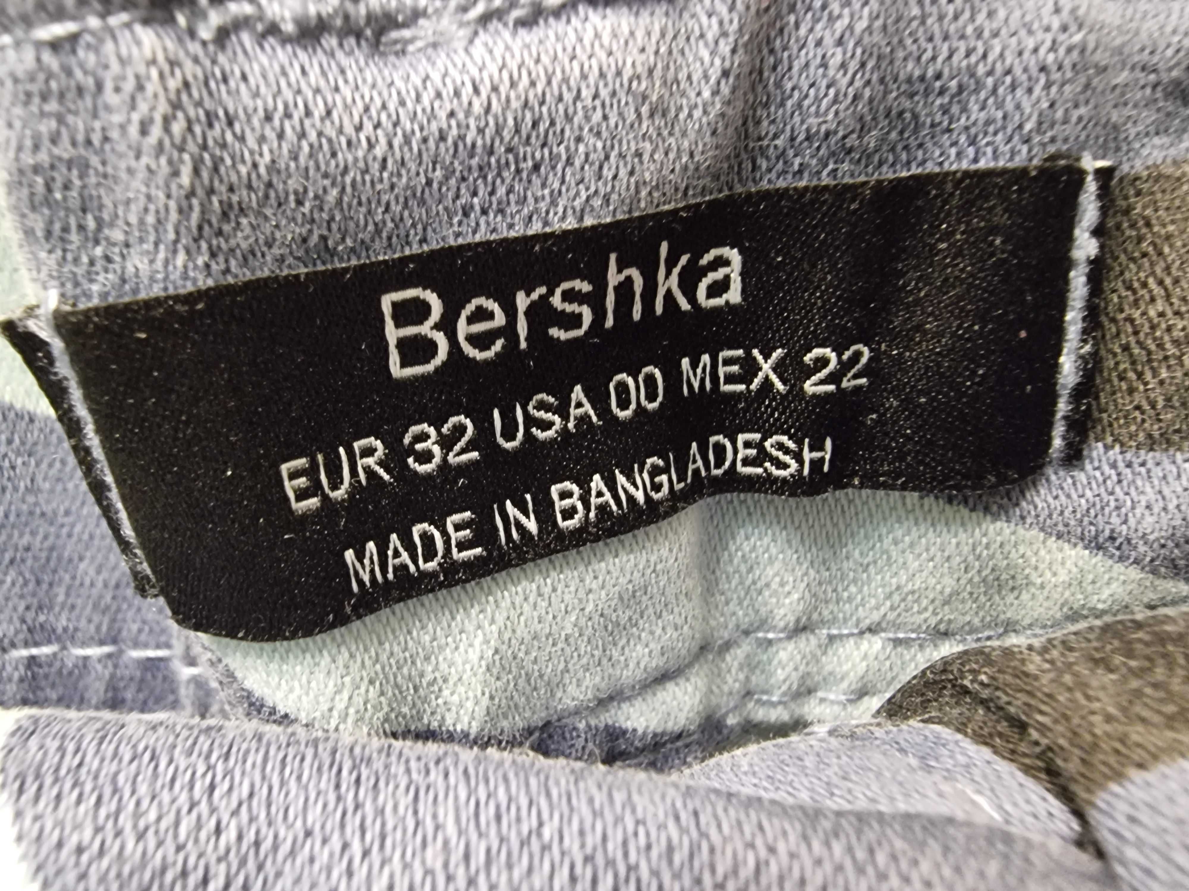 Używane,damskie,krótkie spodenki firmy Bershka