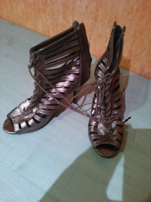 buty sandały srebrne- gladiatorki, rzymianki, szpilki, tył-zamek