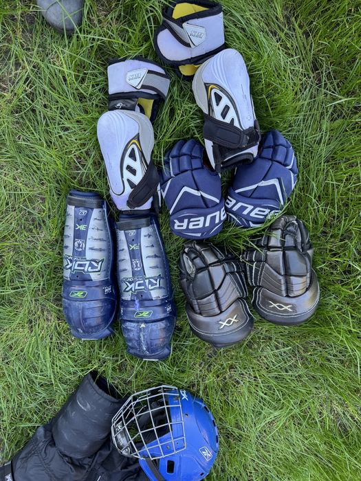 Хокейні щитки, лікті, краги та шолом. Bauer, Easton, CCM, Reebok