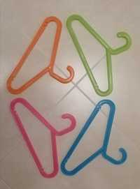 8 cabides para crianças coloridos em plástico resistente. Como novos
