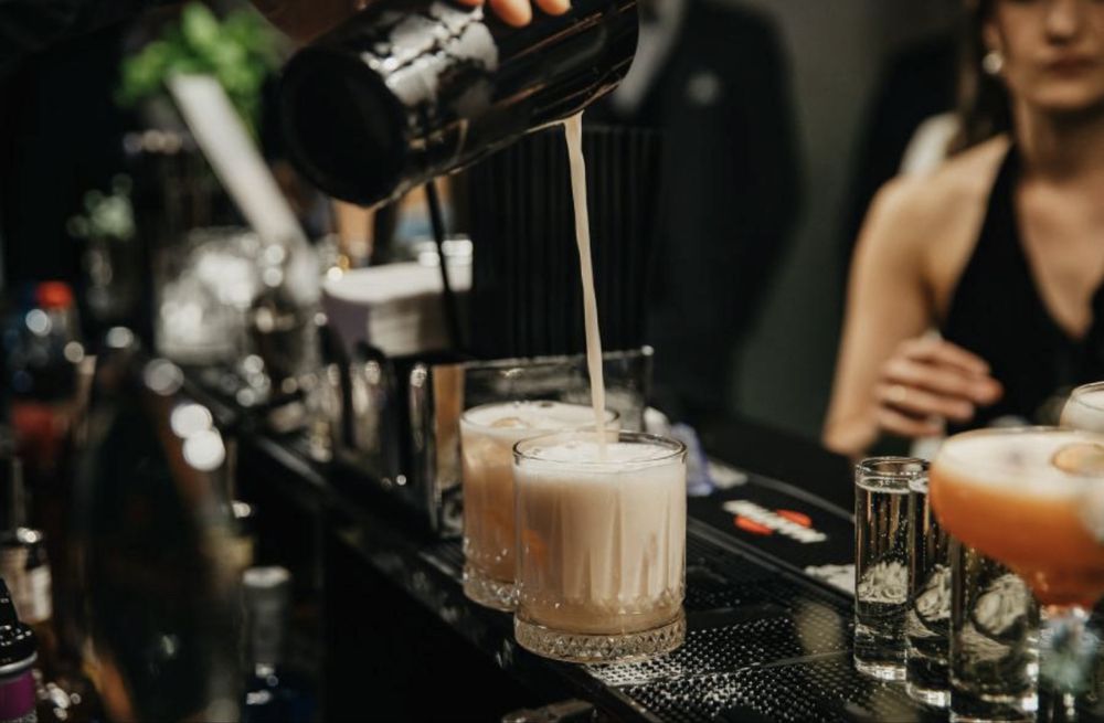 Barman na wesele cheers cocktail bar