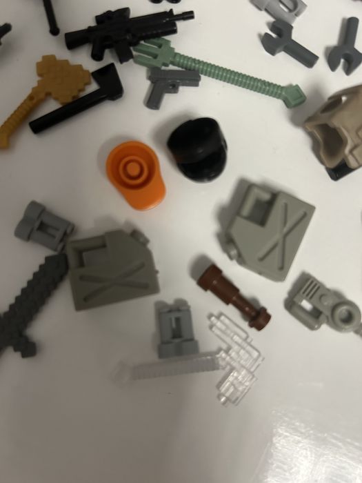 Лего чоловічки ,герої лего ,зброя ,рації