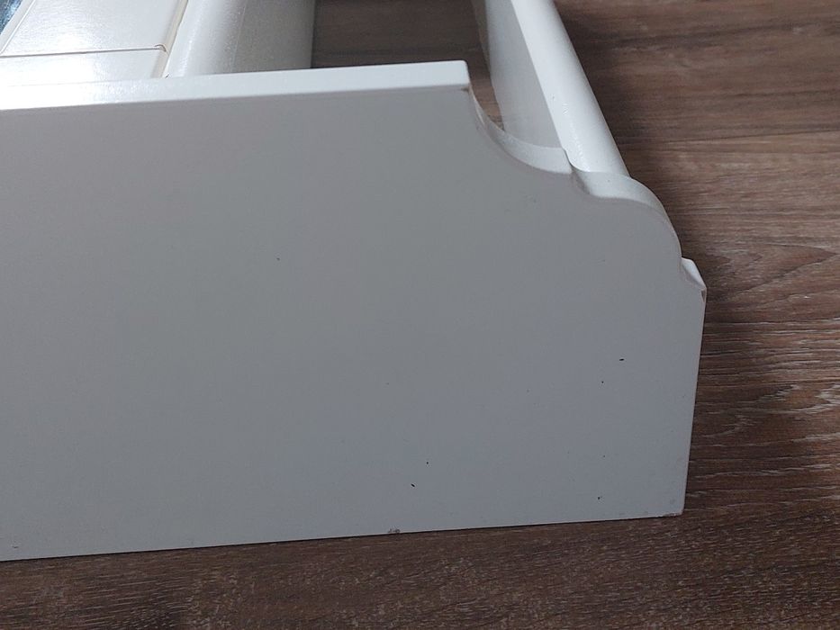 Biała szafka łazienkowa z lustrem Ikea Flaren Flåren z półkami kremowa