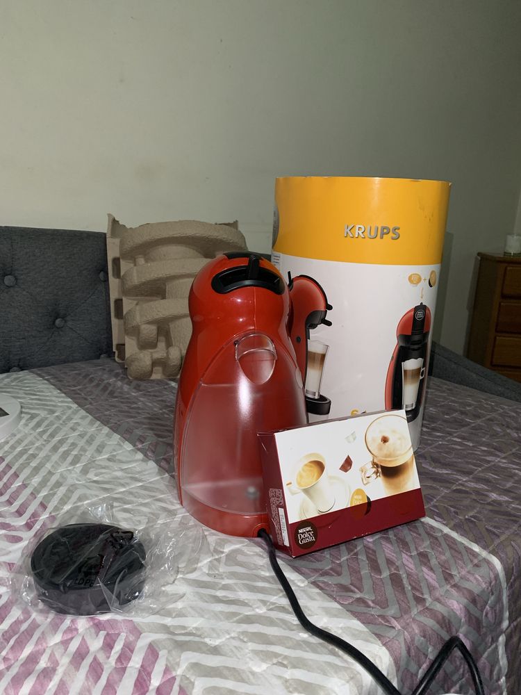 Máquina de café dolce gusto vermelha e preta