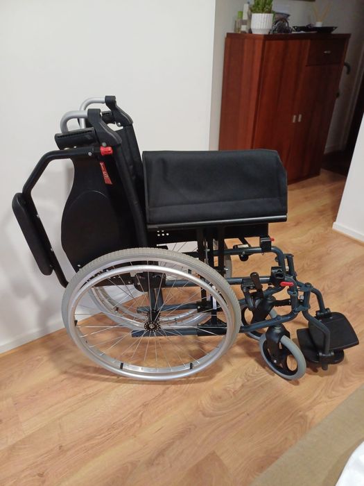 Cadeira de rodas com encosto de cabeça