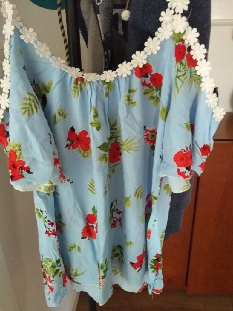 Blusa as flores com ombros a mostra.Tam M