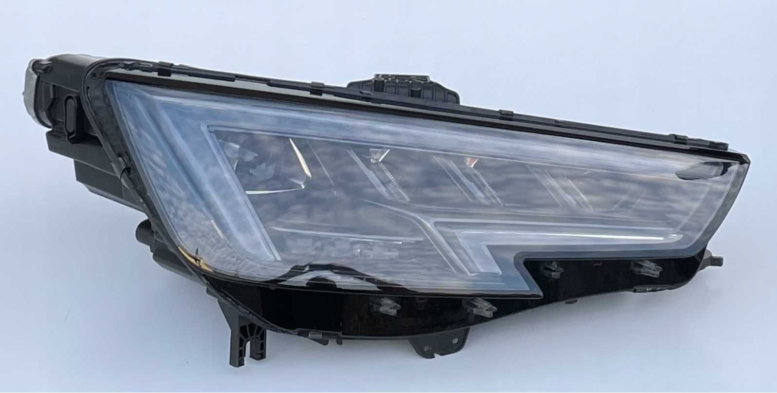 lampa AUDI A4 S4 RS4 8W matrix prawa