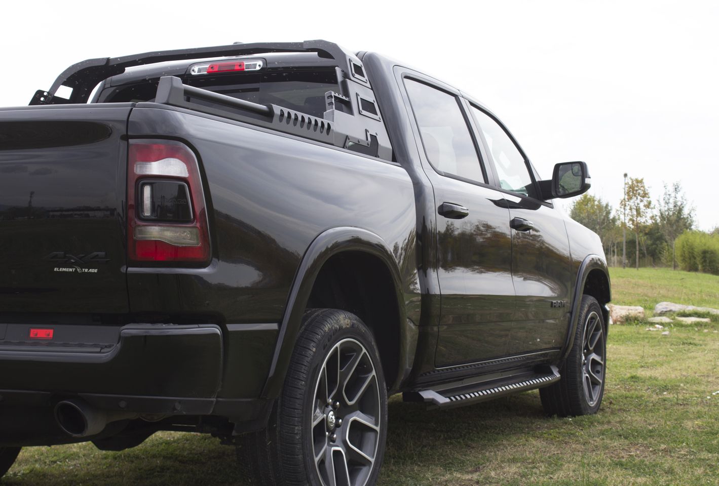 Volkswagen Amarok 23- orurowanie paki COMBAT Roll Bar