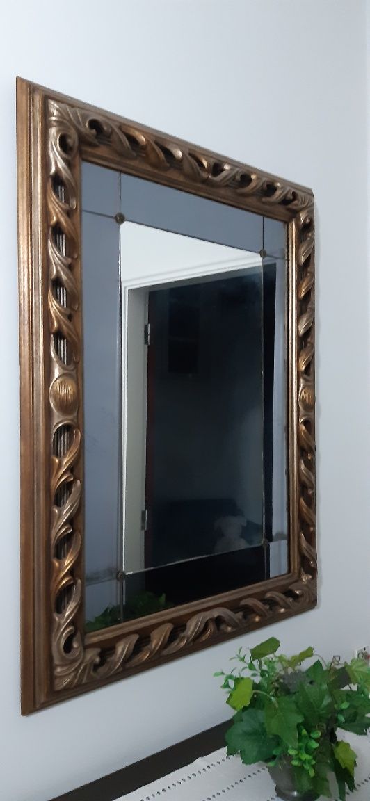 Espelho com talha dourada