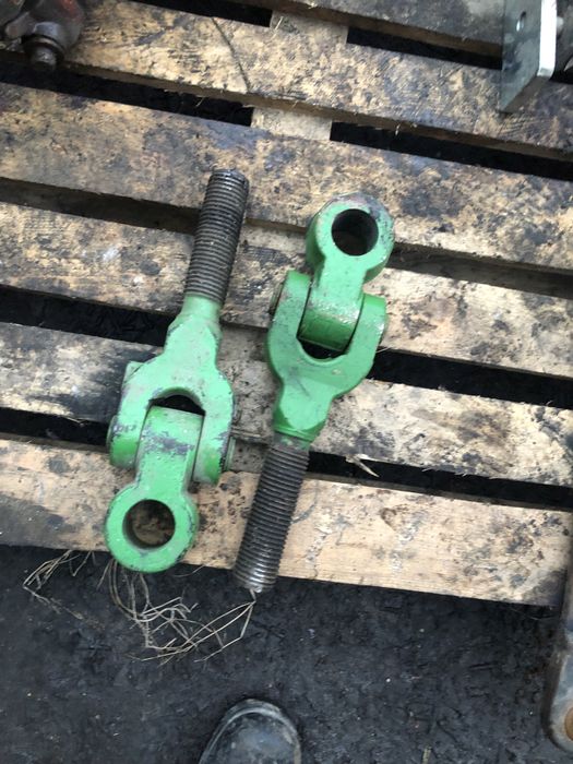 Koncówka wieszaka john deere lewy gwint cięglo