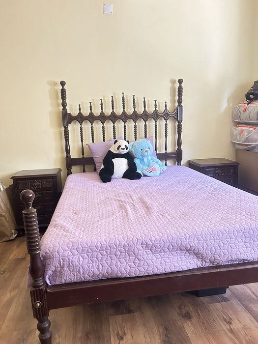 Mobilia de quarto de casal (estrutura, colchão e 2 mesas cabeceira)
