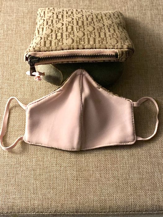 Bolsa com máscara.
