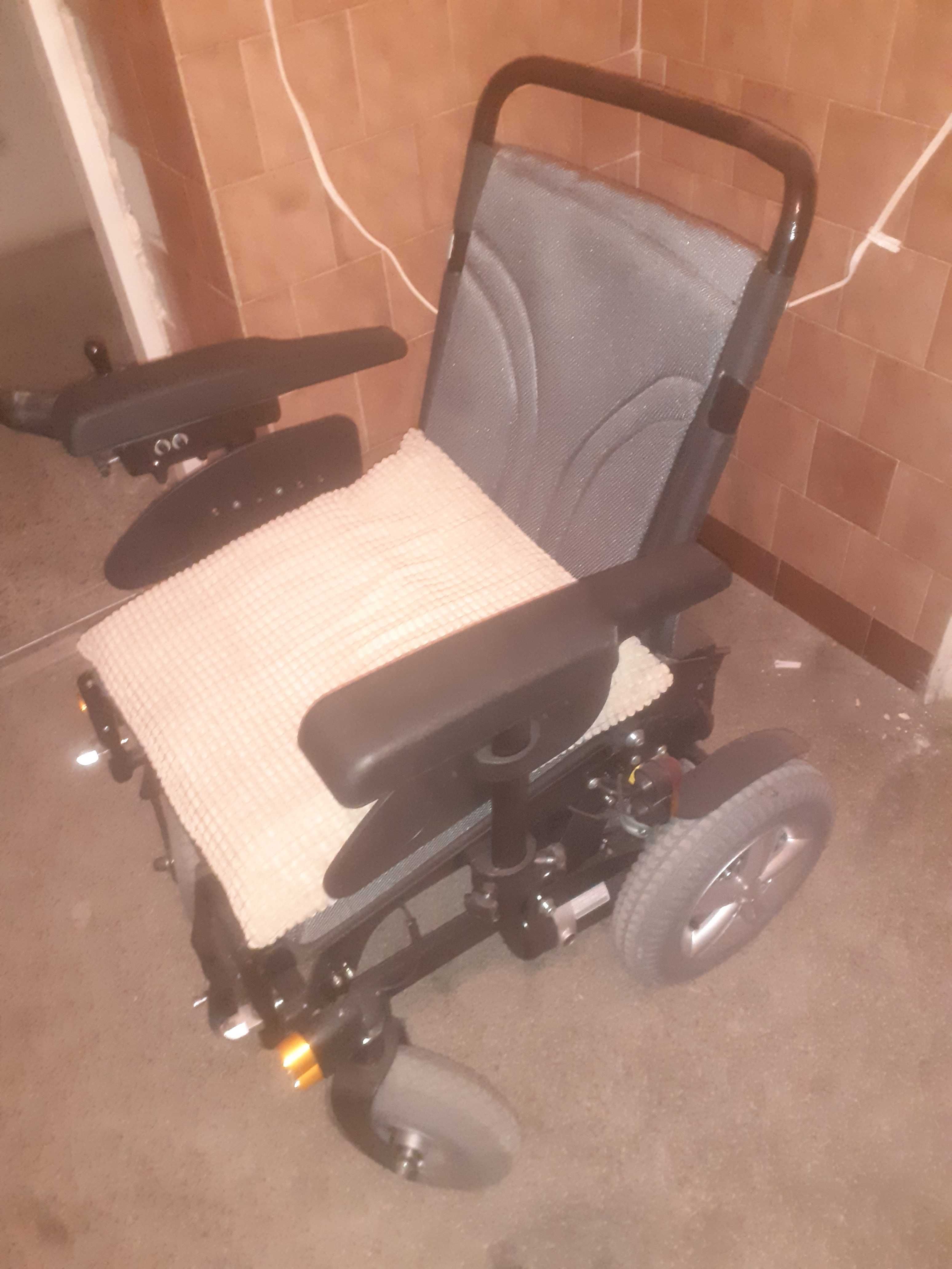 Wózek inwalidzki z napędem elektrycznym W1018-Limber
