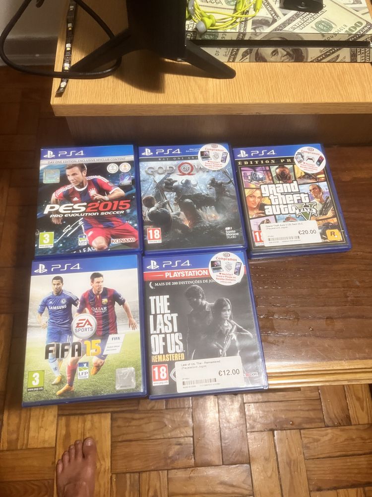 Playstation 4, com 1 controle e 5 jogos