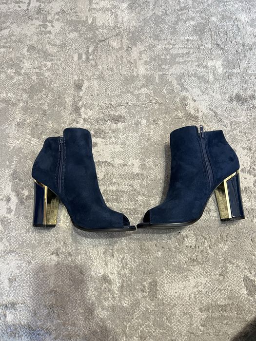 Жіночі замшеві черевики Ботільйони розмір 39.