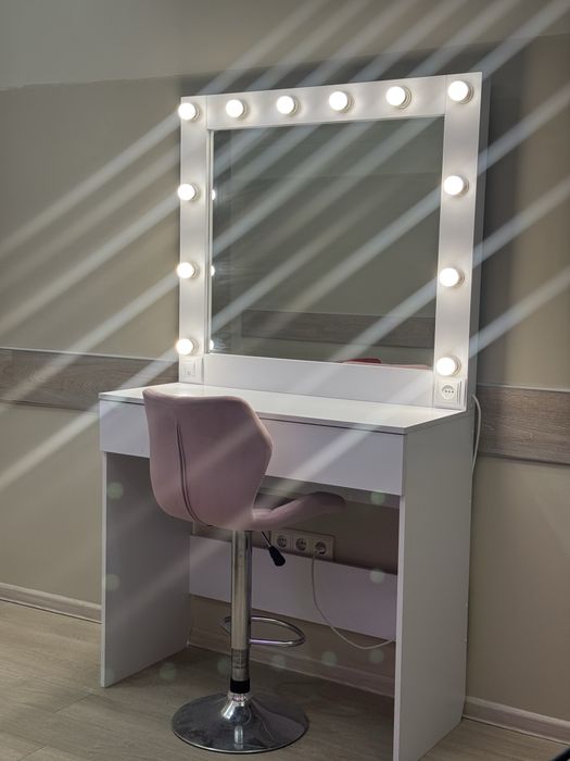 Візажний стіл, стіл для бровистів