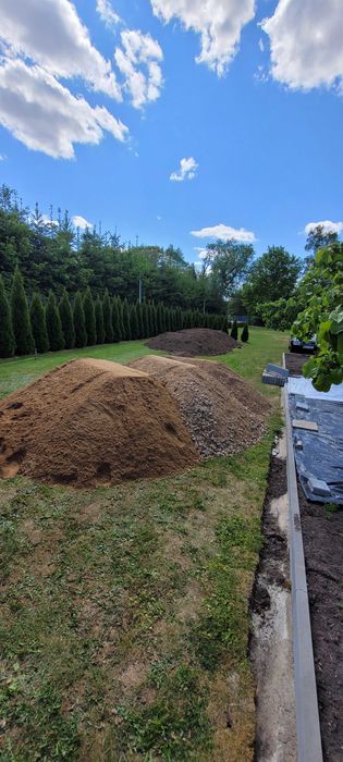 Transport małą wywrotką. Piach, ziemia,węgla. kruszywo,beton wywrotka