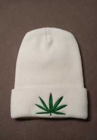 Kremowa  biała czapka ze znaczkiem zielonego