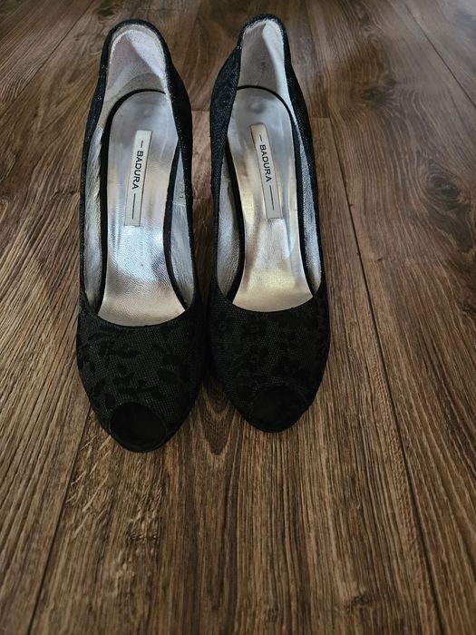 Czarne szpilki ze zdobionym materiałem bez palców Badura r.38