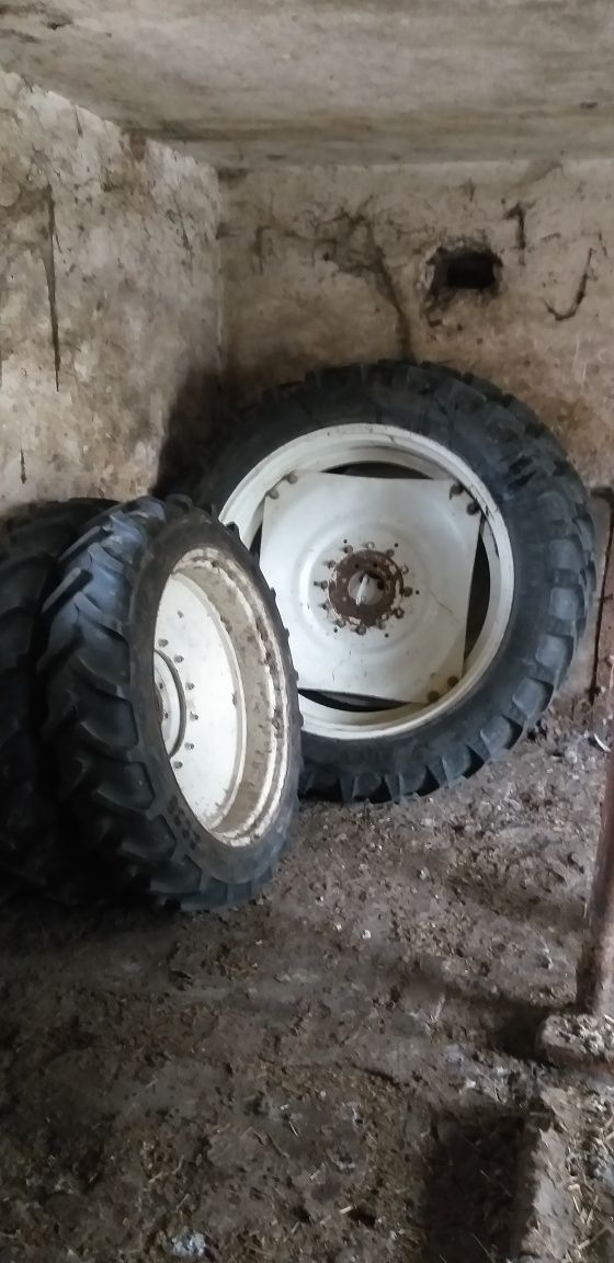 Waskie kola komplet Renault Ares tył 340/80r46 przód 270/80r36