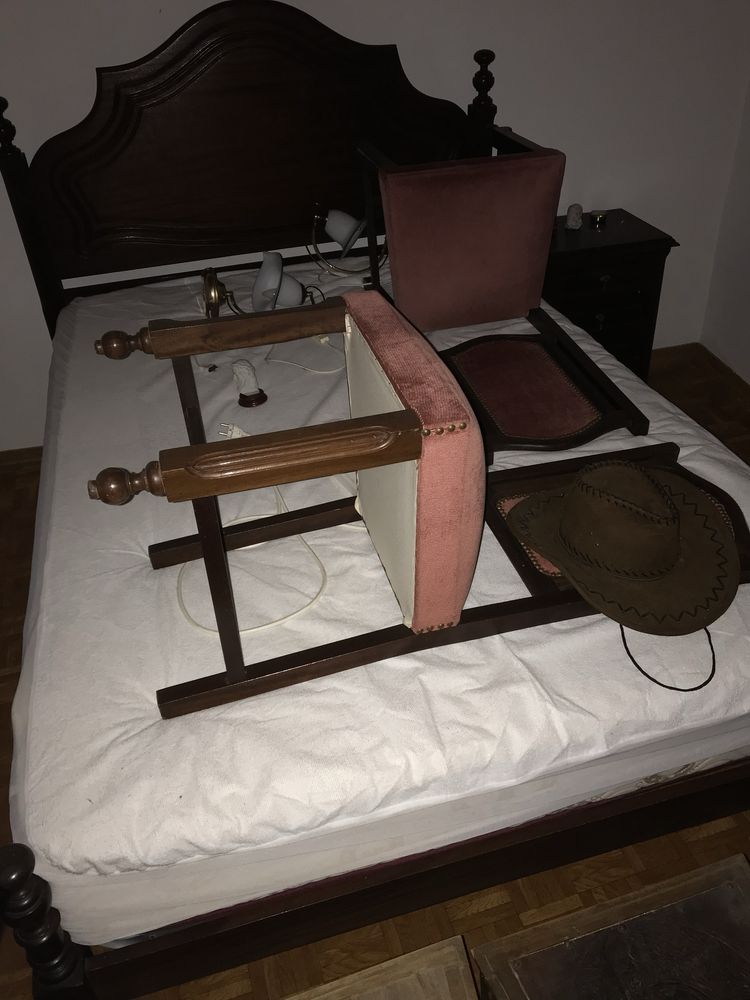 Mobília de quarto em madeira antiga (urgente)