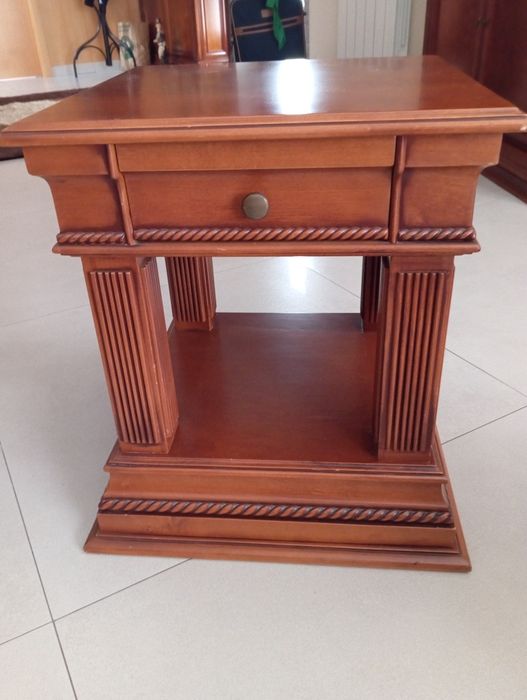 Mesa de apoio em cerejeira