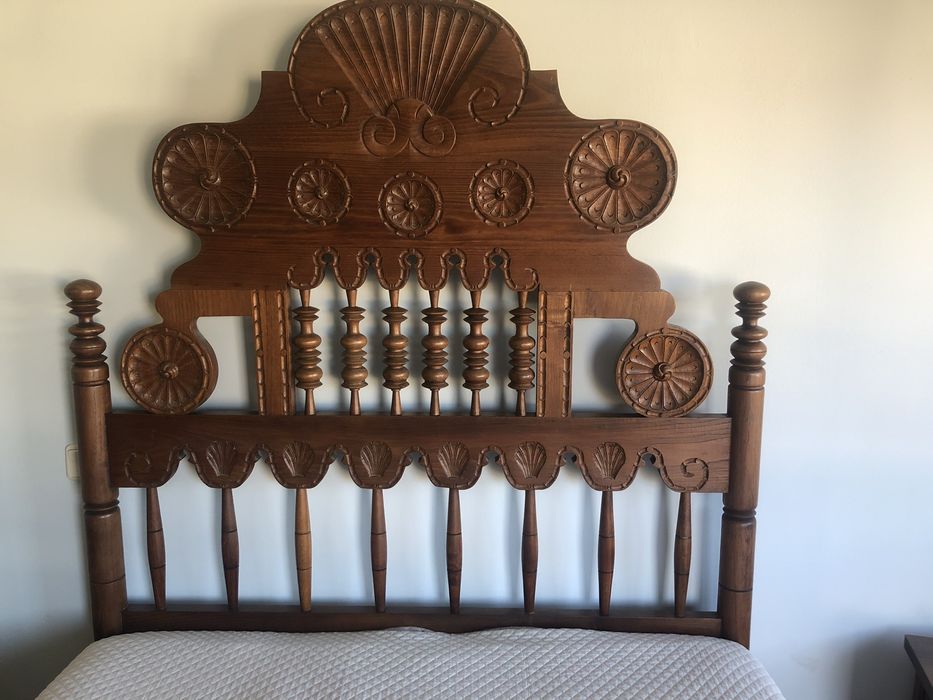 Cama rustica casal e mesinhas se cabeceira