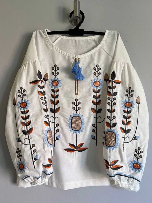 Дитячі вишиванки для дівчинки молочна блуза з довгим рукавом в школу