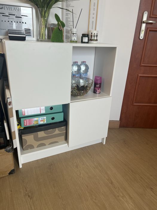Toaletka z lustrem i szafką dla makijażystki