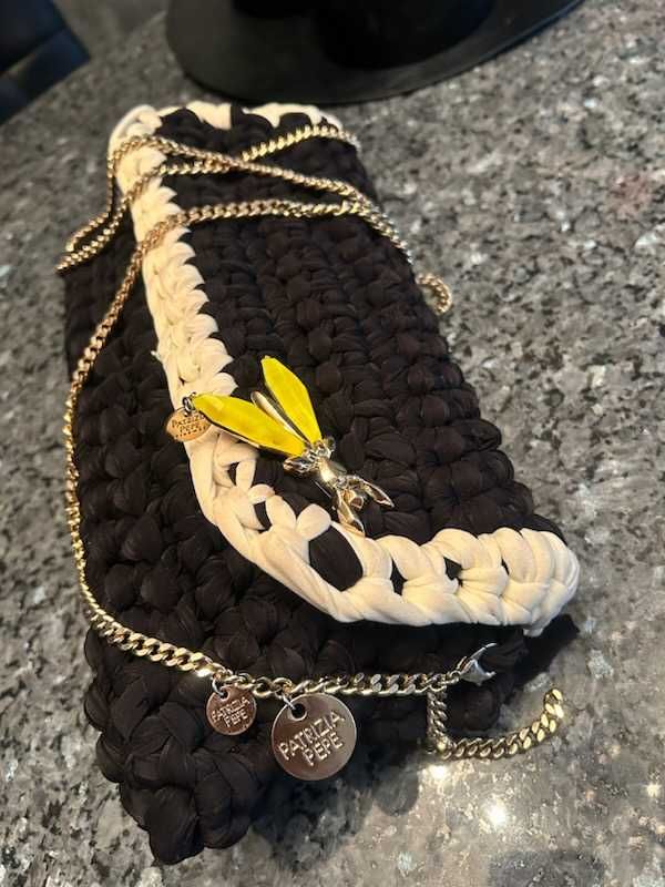 Mega torebka Patrizia Pepe-broszka z ważką i złoty łańcuch