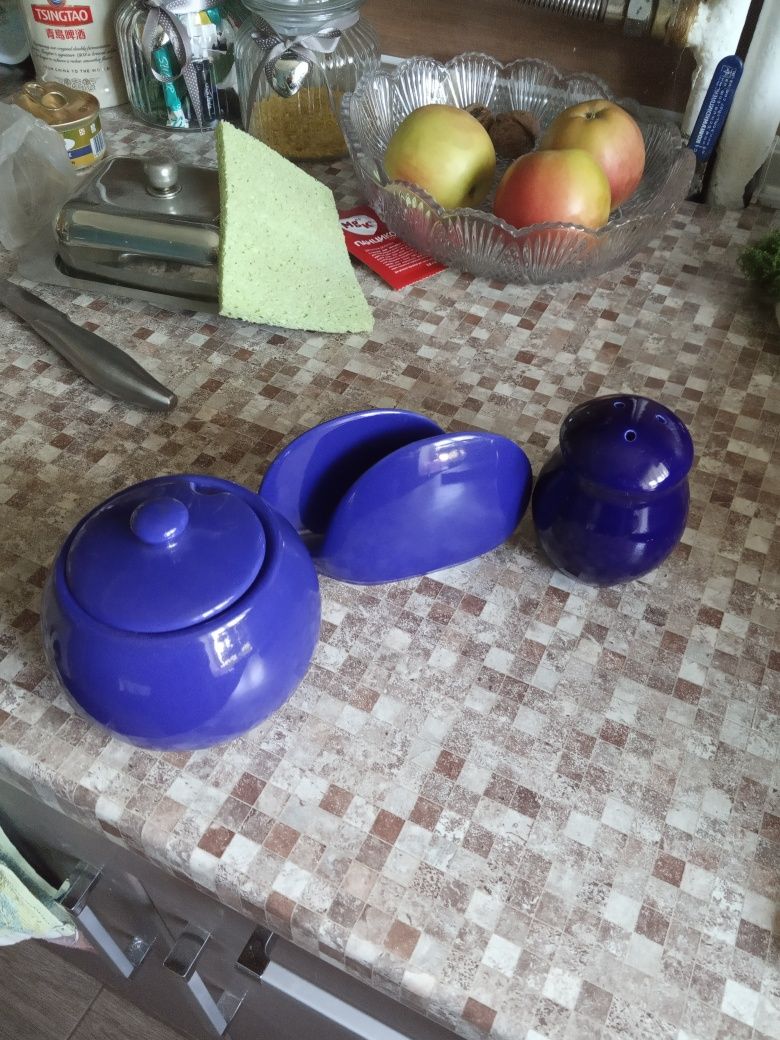 Наборы для специй,кокотница, маслёнка.