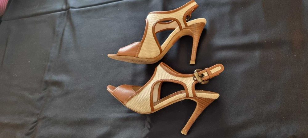 Sandália camel e bege, Carolina Herrera