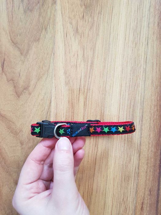 Hem & Boo Czarna obroża dla psa w kolorowe gwiazdki i łapki S obróżka