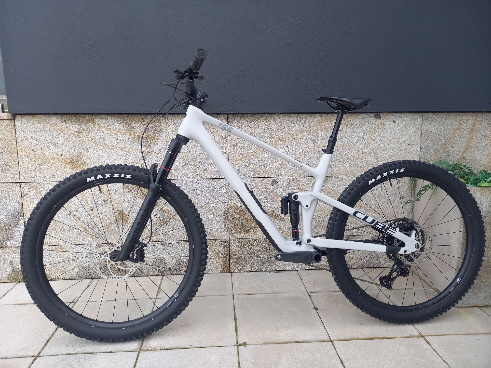 Bicicleta Cube carbono enduro Nova