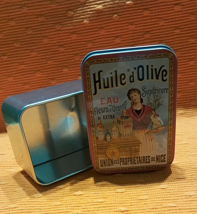 Metalowa puszeczka na skarby w stylu retro