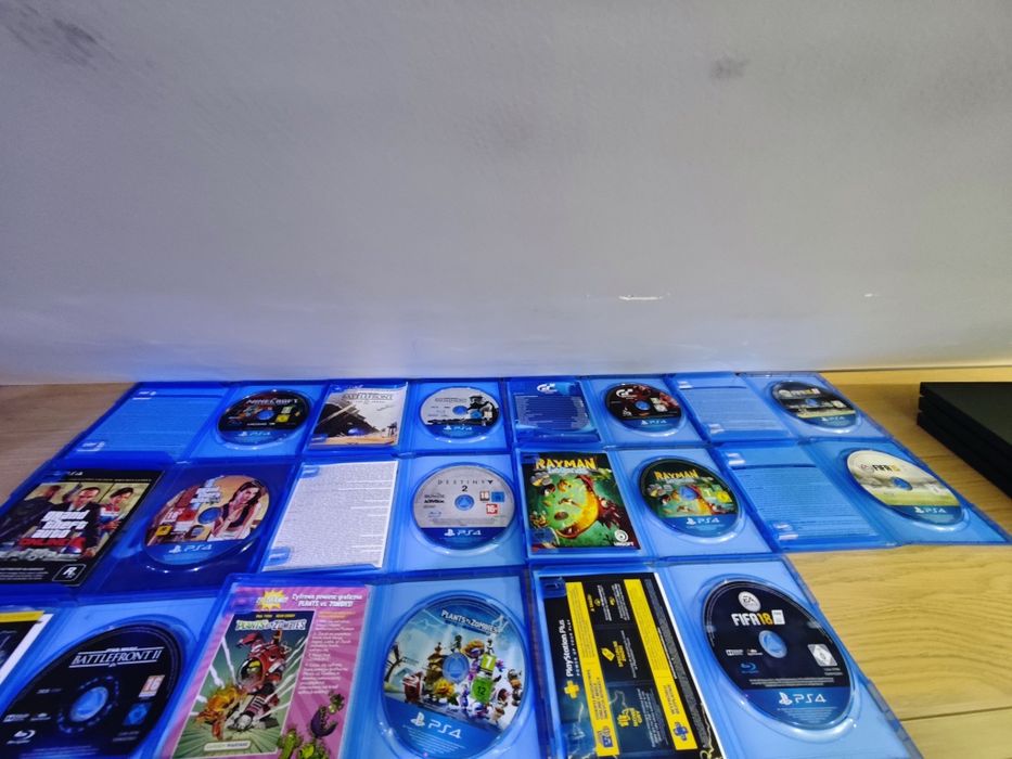 Konsola PlayStation 4 PRO 1TB, 11 Gier, 5 padów, stan idealny jak nowy