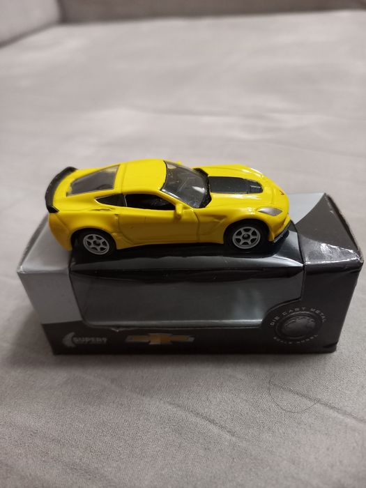 Carros de coleção Corvette e Jaguar XJ escala 1:60