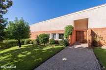 Moradia T5 com 750 m2 de área útil, num lote com cerca de 2.000 m2.