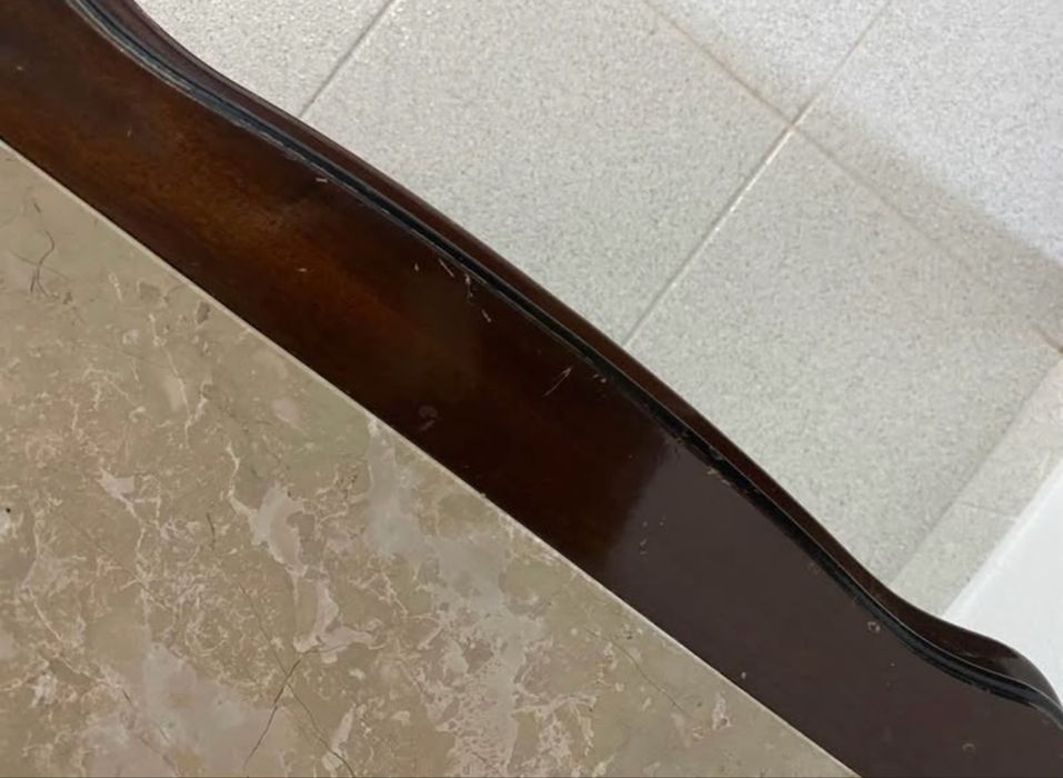 Mesa de madeira e mármore