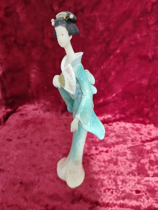 Статуэтка  японка..