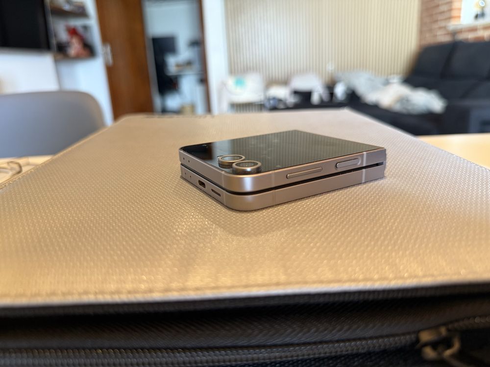 Samsung Z Flip 6 - bateria a 100% e garantia de 2 anos