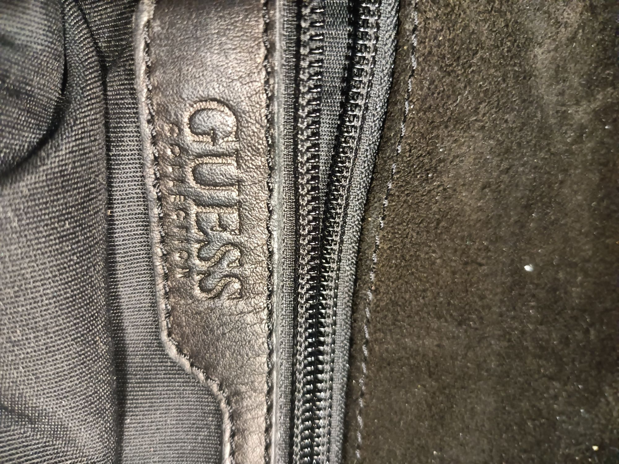 Torebka czarna marki Guess
